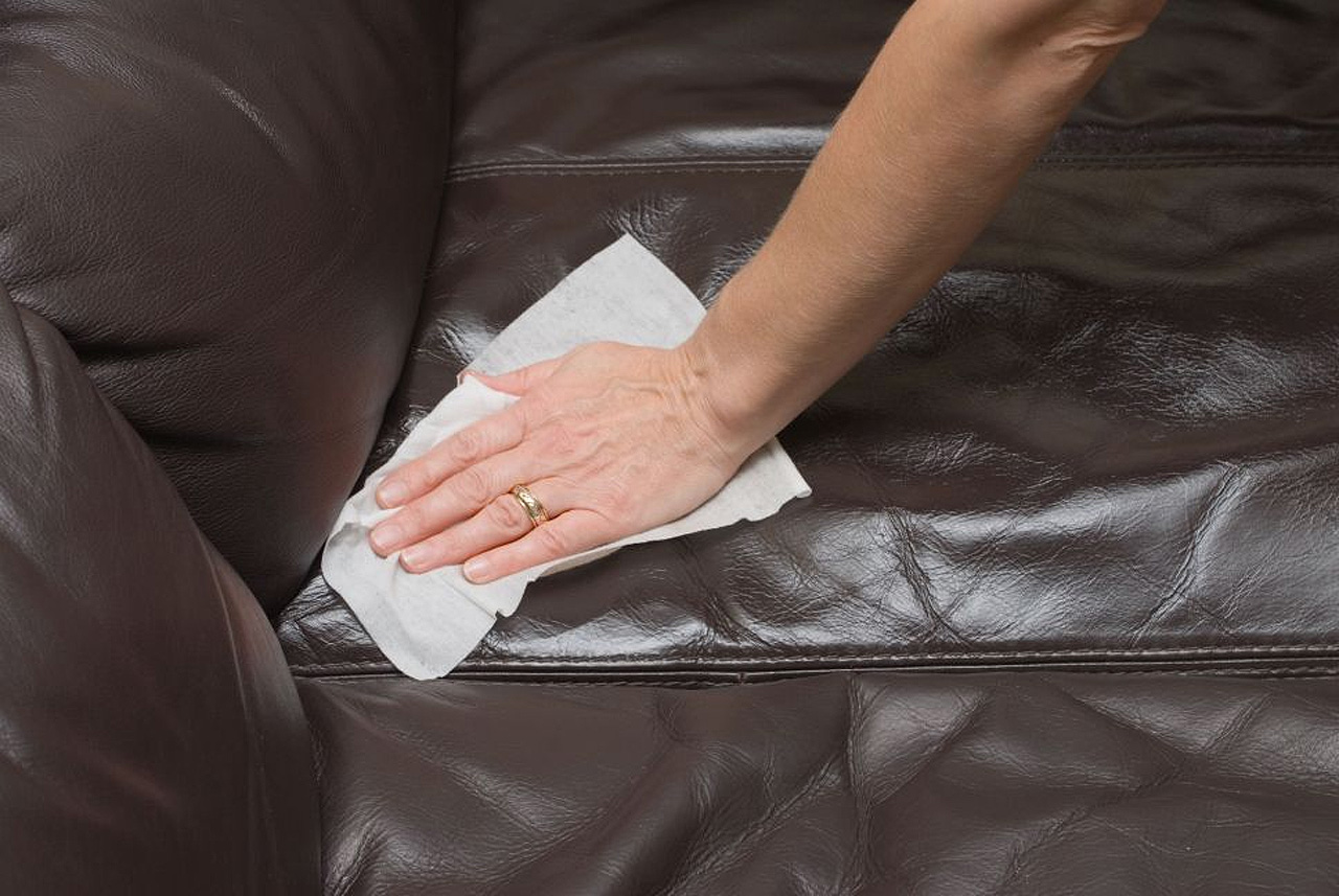 почистить белый диван из ткани